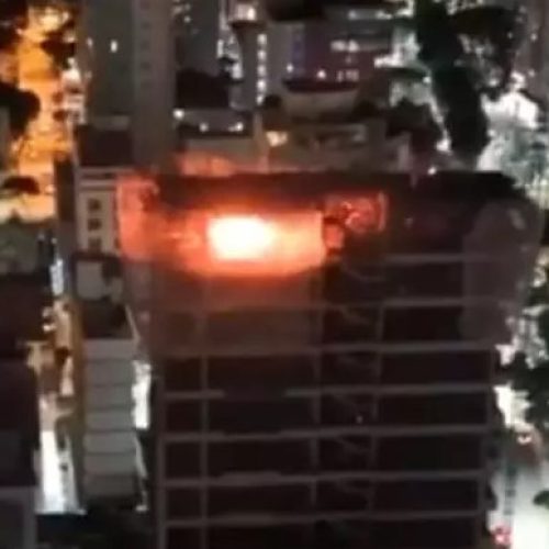 Incêndio atinge prédio de luxo em Santos; Vídeo