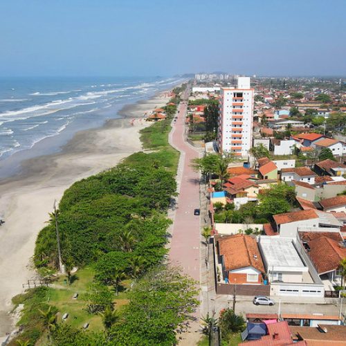 Mulher encontra bomba em praia do litoral